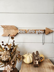 'Jesus Loves' Rustic Arrow