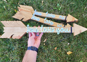 'Jesus Loves' Rustic Arrow